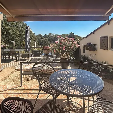 2 Bedroom Pet Friendly In La-neuville-aux-joutes 別荘 La Neuville-aux-Joutes