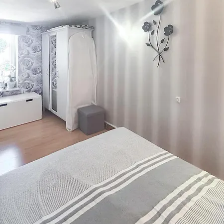 2 Bedroom Pet Friendly In La-neuville-aux-joutes بيت للعطل